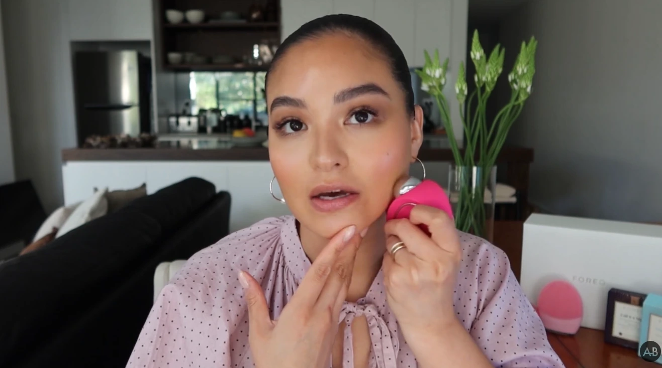 A creator using the Foreo device to camera